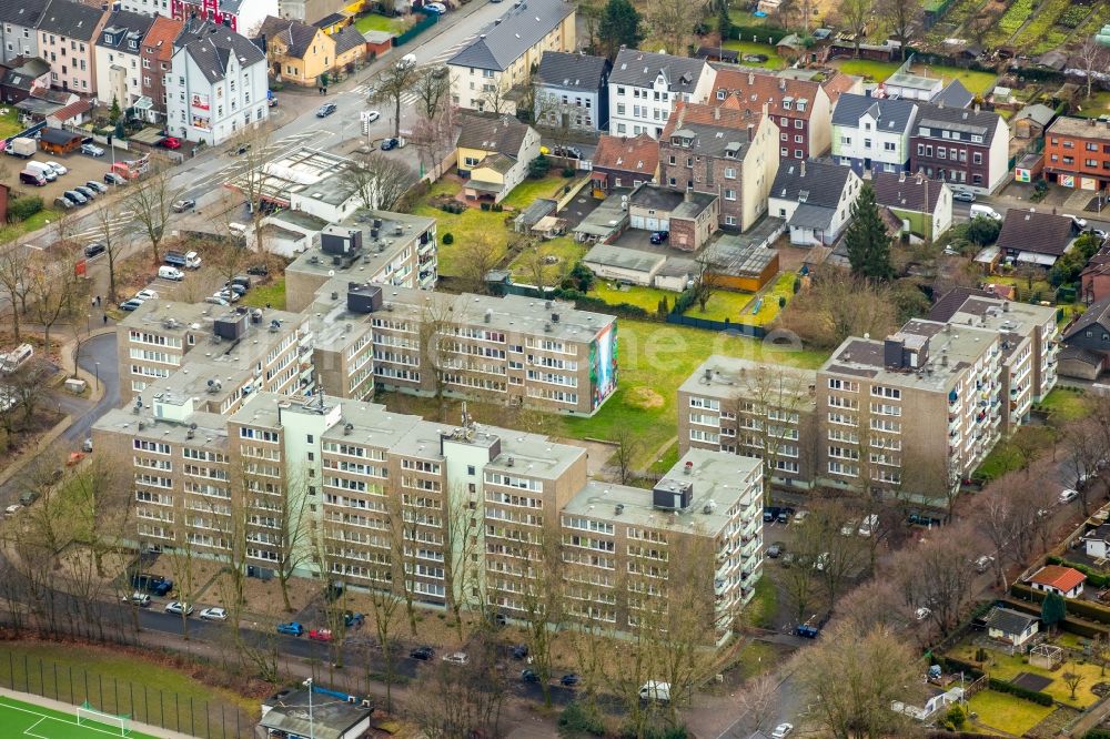 Herne aus der Vogelperspektive: Plattenbau- Hochhaus- Wohnsiedlung Emscherstraße im Ortsteil Wanne-Eickel in Herne im Bundesland Nordrhein-Westfalen