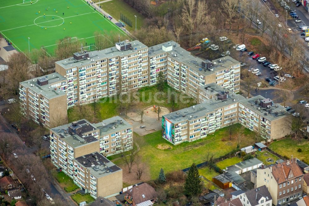 Luftbild Herne - Plattenbau- Hochhaus- Wohnsiedlung Emscherstraße im Ortsteil Wanne-Eickel in Herne im Bundesland Nordrhein-Westfalen