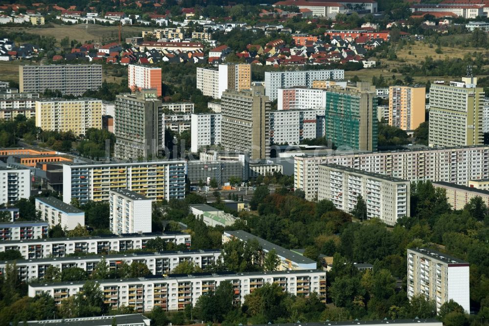 Halle (Saale) aus der Vogelperspektive: Plattenbau- Hochhaus- Wohnsiedlung entlang der Albert-Einstein-Straße in Halle (Saale) im Bundesland Sachsen-Anhalt