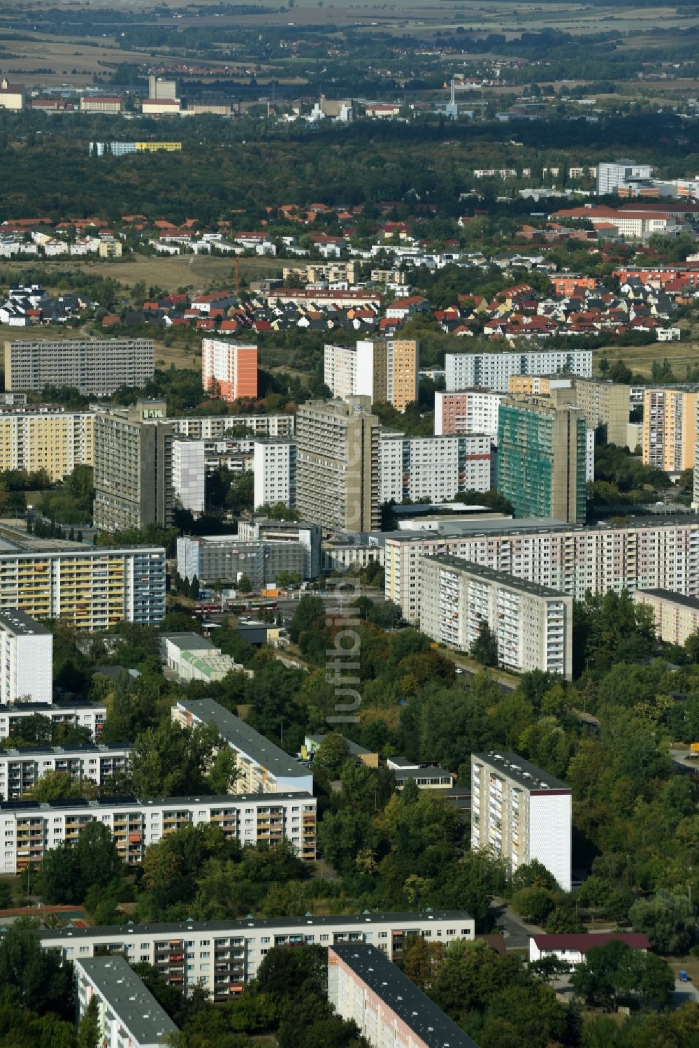 Luftaufnahme Halle (Saale) - Plattenbau- Hochhaus- Wohnsiedlung entlang der Albert-Einstein-Straße in Halle (Saale) im Bundesland Sachsen-Anhalt