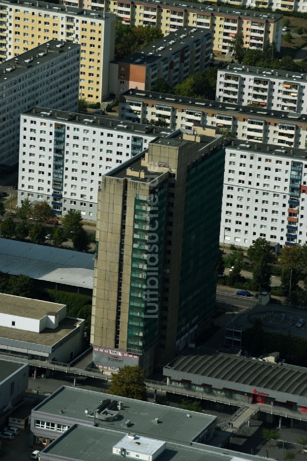 Luftaufnahme Halle (Saale) - Plattenbau- Hochhaus- Wohnsiedlung entlang der Albert-Einstein-Straße in Halle (Saale) im Bundesland Sachsen-Anhalt