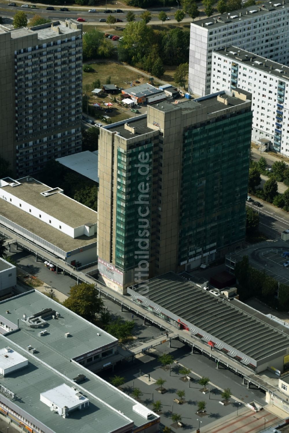 Halle (Saale) aus der Vogelperspektive: Plattenbau- Hochhaus- Wohnsiedlung entlang der Albert-Einstein-Straße in Halle (Saale) im Bundesland Sachsen-Anhalt