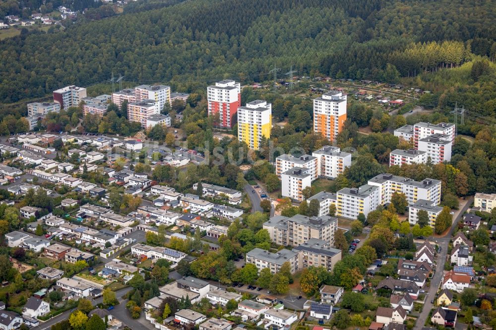 Kreuztal aus der Vogelperspektive: Plattenbau- Hochhaus- Wohnsiedlung entlang des Eggersten Ring in Kreuztal im Bundesland Nordrhein-Westfalen, Deutschland