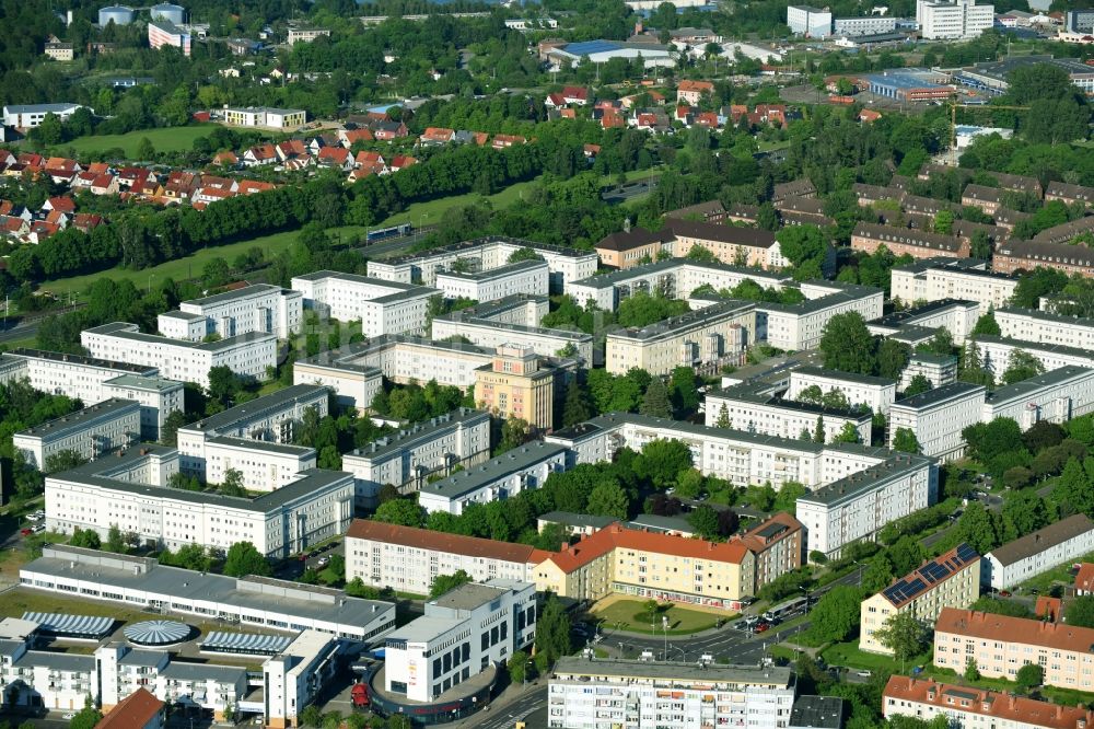 Luftaufnahme Rostock - Plattenbau- Hochhaus- Wohnsiedlung entlang der Ernst-Thälmann-Straße in Rostock im Bundesland Mecklenburg-Vorpommern, Deutschland