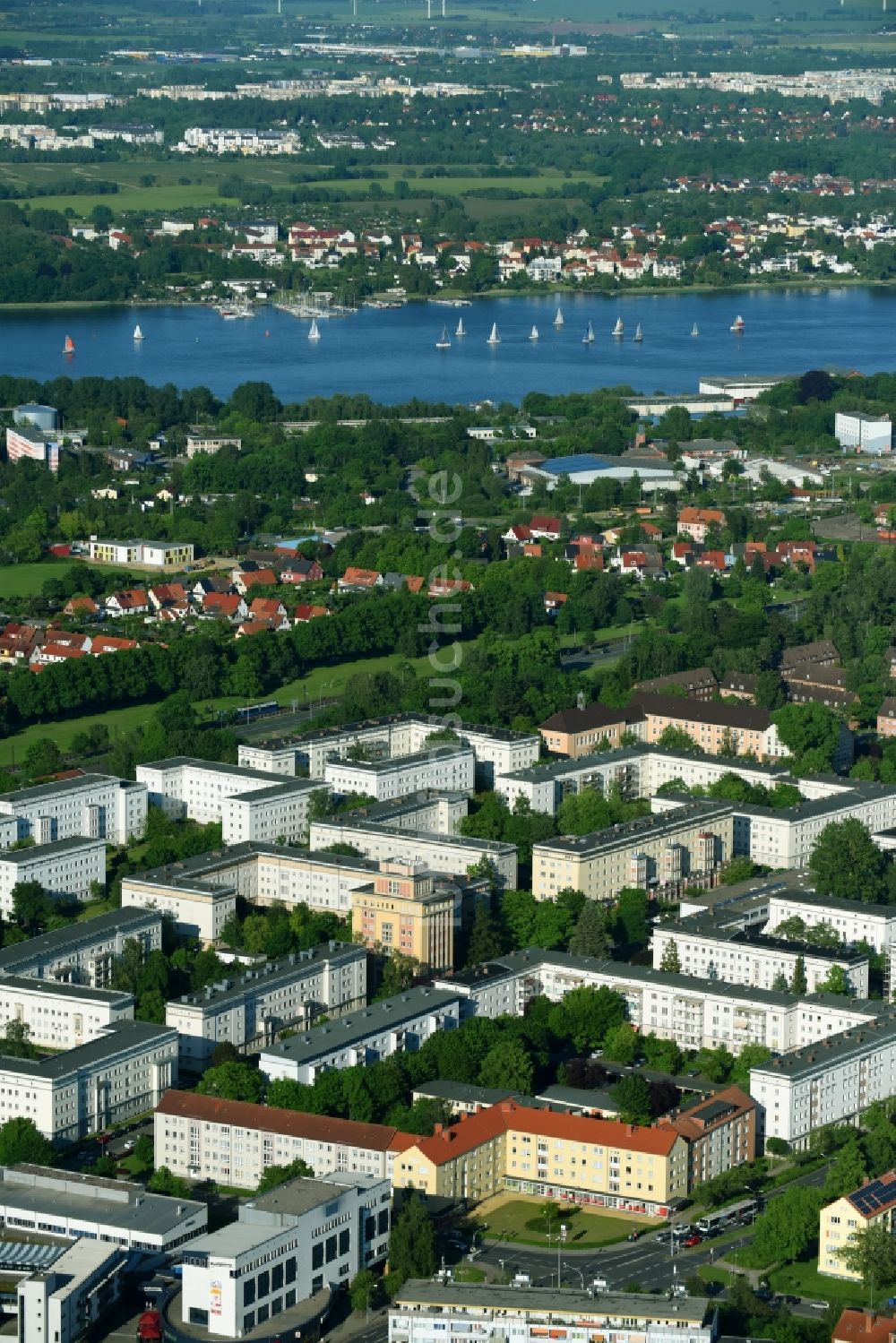 Rostock von oben - Plattenbau- Hochhaus- Wohnsiedlung entlang der Ernst-Thälmann-Straße in Rostock im Bundesland Mecklenburg-Vorpommern, Deutschland