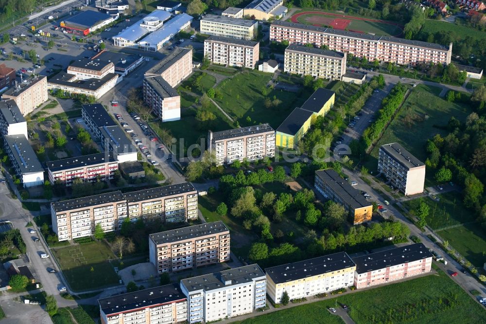 Salzwedel von oben - Plattenbau- Hochhaus- Wohnsiedlung entlang der Hansestraße - Am Perver Berg in Salzwedel im Bundesland Sachsen-Anhalt, Deutschland