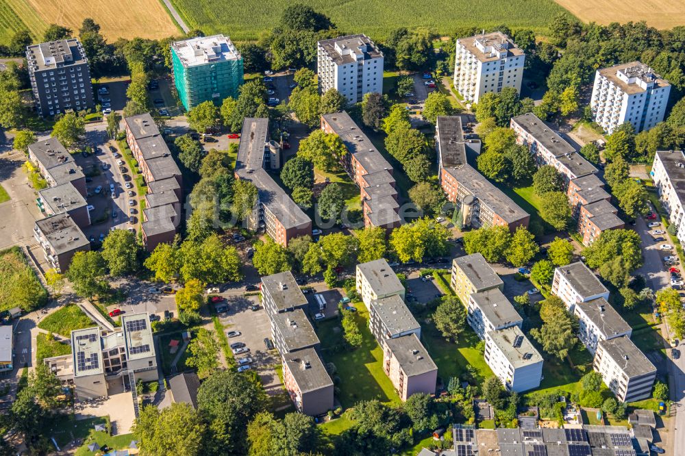 Luftaufnahme Heiligenhaus - Plattenbau- Hochhaus- Wohnsiedlung entlang der Harzstraße - Rhönstraße - Hunsrückstraße in Heiligenhaus im Bundesland Nordrhein-Westfalen, Deutschland