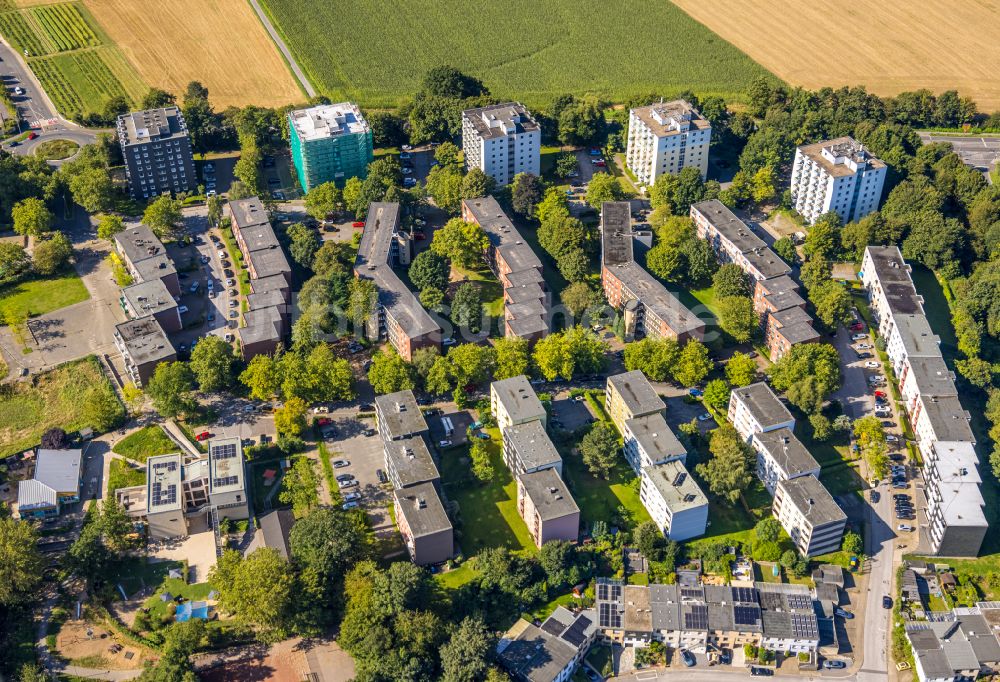 Heiligenhaus von oben - Plattenbau- Hochhaus- Wohnsiedlung entlang der Harzstraße - Rhönstraße - Hunsrückstraße in Heiligenhaus im Bundesland Nordrhein-Westfalen, Deutschland