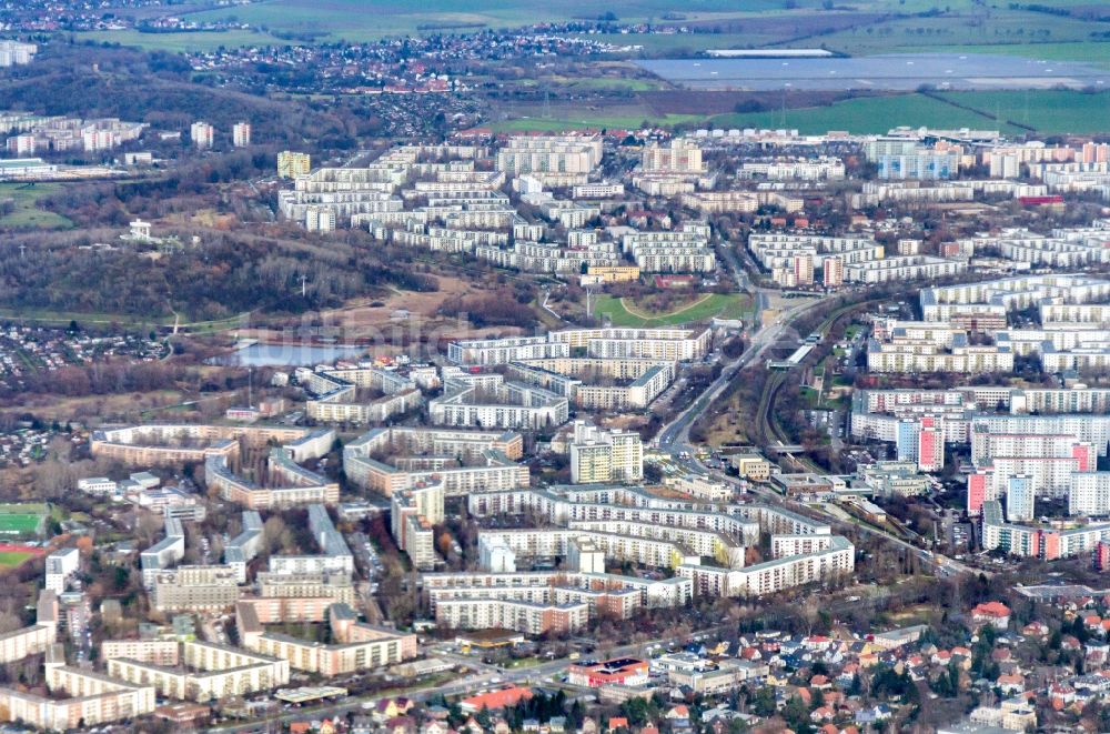 Luftaufnahme Berlin - Plattenbau- Hochhaus- Wohnsiedlung entlang der Hellersdorfer Straße - Neue Grottkauer Straße in Berlin, Deutschland