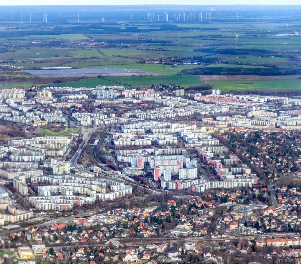 Luftaufnahme Berlin - Plattenbau- Hochhaus- Wohnsiedlung entlang der Hellersdorfer Straße - Neue Grottkauer Straße in Berlin, Deutschland