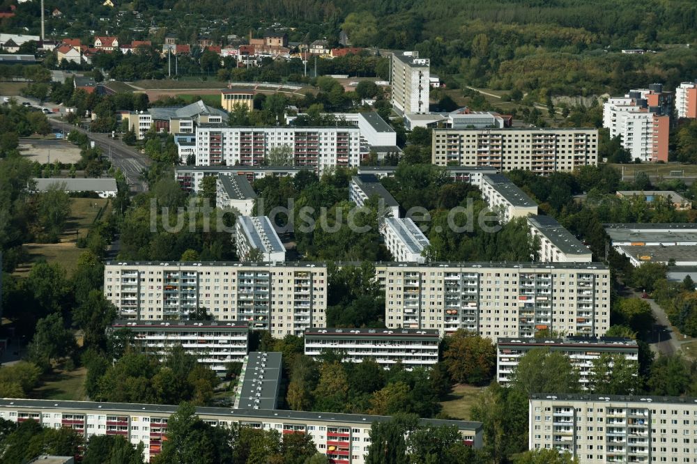 Luftbild Halle (Saale) - Plattenbau- Hochhaus- Wohnsiedlung entlang der Hellstedter Straße in Halle (Saale) im Bundesland Sachsen-Anhalt