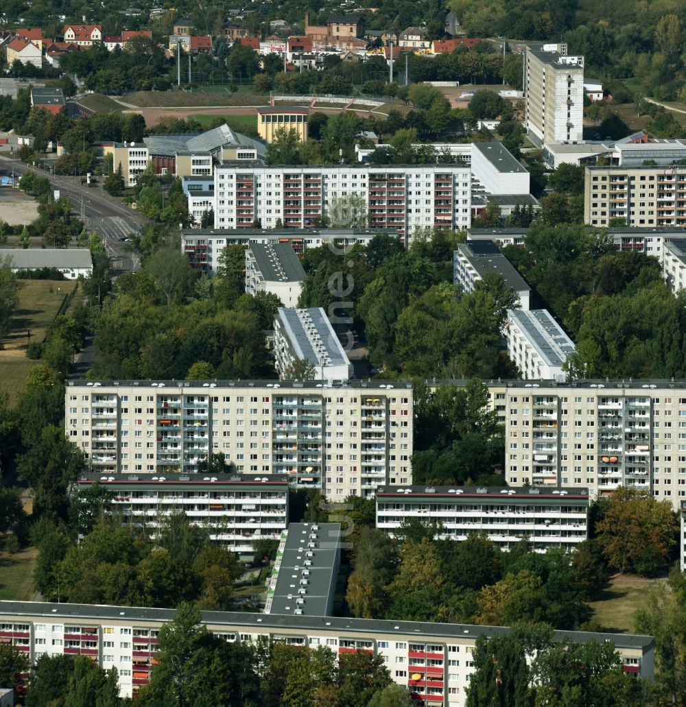 Luftaufnahme Halle (Saale) - Plattenbau- Hochhaus- Wohnsiedlung entlang der Hellstedter Straße in Halle (Saale) im Bundesland Sachsen-Anhalt