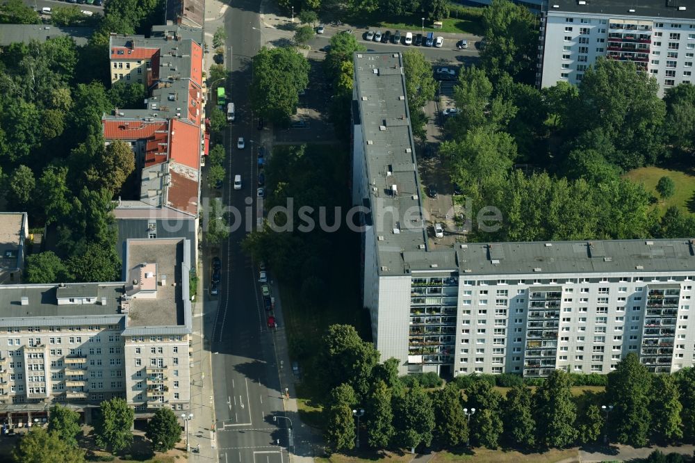 Luftaufnahme Berlin - Plattenbau- Hochhaus- Wohnsiedlung entlang der Lebuser Str. im Ortsteil Friedrichshain in Berlin, Deutschland