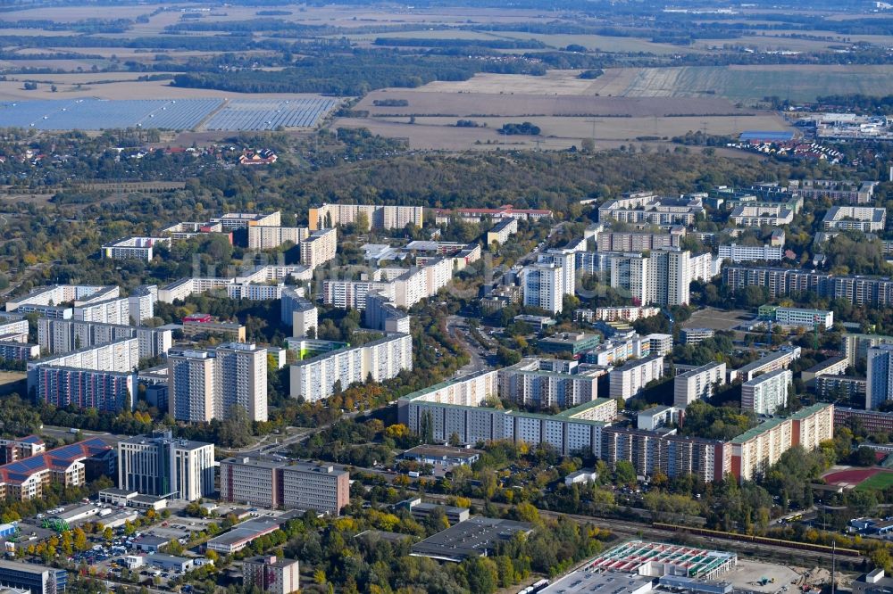 Luftbild Berlin - Plattenbau- Hochhaus- Wohnsiedlung entlang der Mehrower Allee - Märkische Allee im Ortsteil Marzahn in Berlin, Deutschland