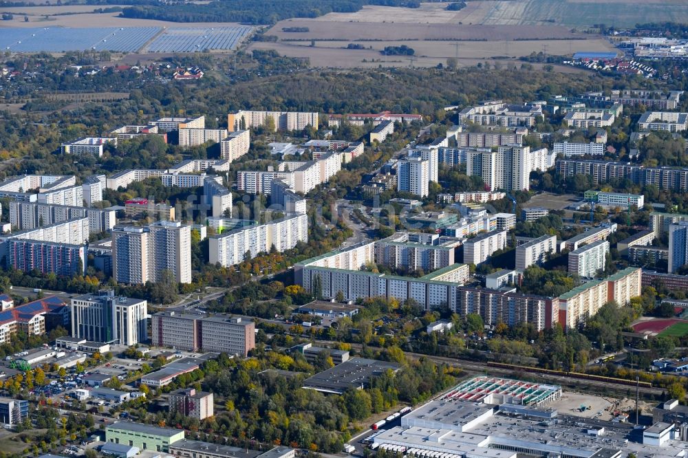 Luftaufnahme Berlin - Plattenbau- Hochhaus- Wohnsiedlung entlang der Mehrower Allee - Märkische Allee im Ortsteil Marzahn in Berlin, Deutschland