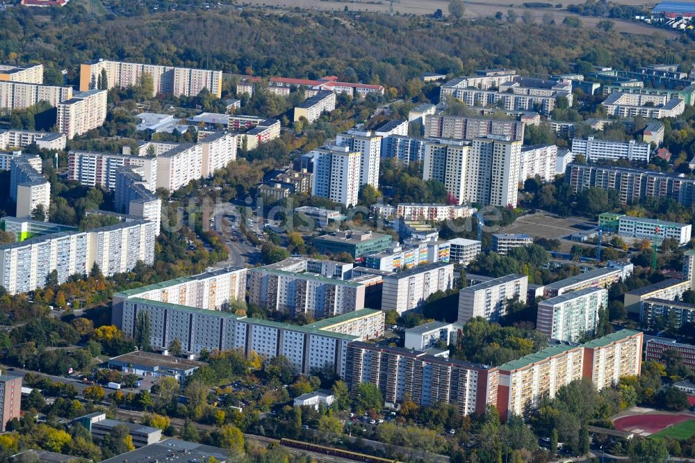 Berlin aus der Vogelperspektive: Plattenbau- Hochhaus- Wohnsiedlung entlang der Mehrower Allee - Märkische Allee im Ortsteil Marzahn in Berlin, Deutschland