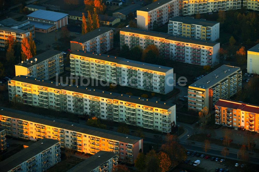 Templin aus der Vogelperspektive: Plattenbau- Hochhaus- Wohnsiedlung entlang der Ringstraße in Templin im Bundesland Brandenburg, Deutschland