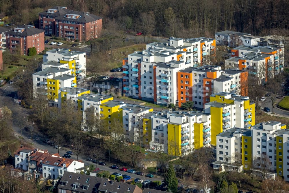 Bochum von oben - Plattenbau- Hochhaus- Wohnsiedlung entlang der Semperstraße - Gropiusweg in Bochum im Bundesland Nordrhein-Westfalen, Deutschland