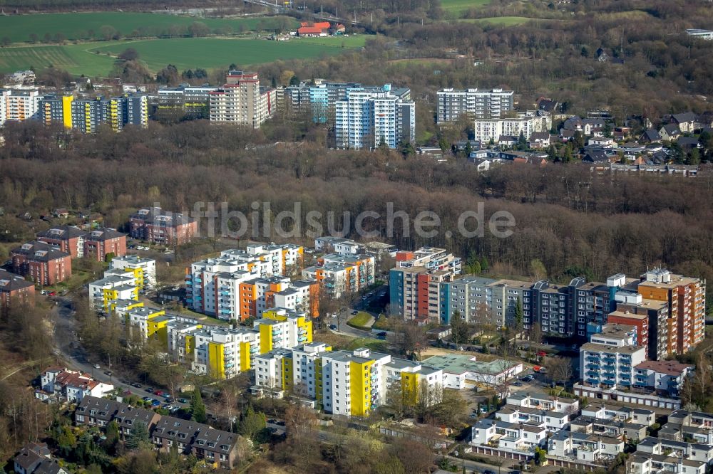 Bochum aus der Vogelperspektive: Plattenbau- Hochhaus- Wohnsiedlung entlang der Semperstraße - Gropiusweg in Bochum im Bundesland Nordrhein-Westfalen, Deutschland