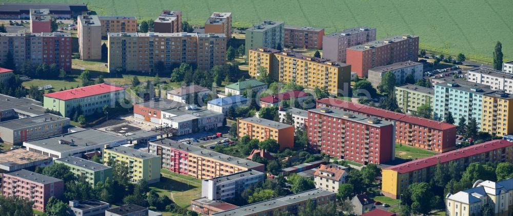 Luftbild Zatec - Saaz - Plattenbau- Hochhaus- Wohnsiedlung entlang der Stavbaru in Zatec - Saaz in Ustecky kraj - Aussiger Region, Tschechien