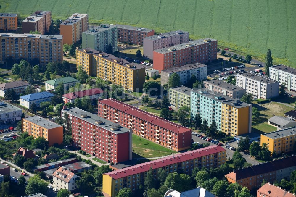 Zatec - Saaz von oben - Plattenbau- Hochhaus- Wohnsiedlung entlang der Stavbaru in Zatec - Saaz in Ustecky kraj - Aussiger Region, Tschechien