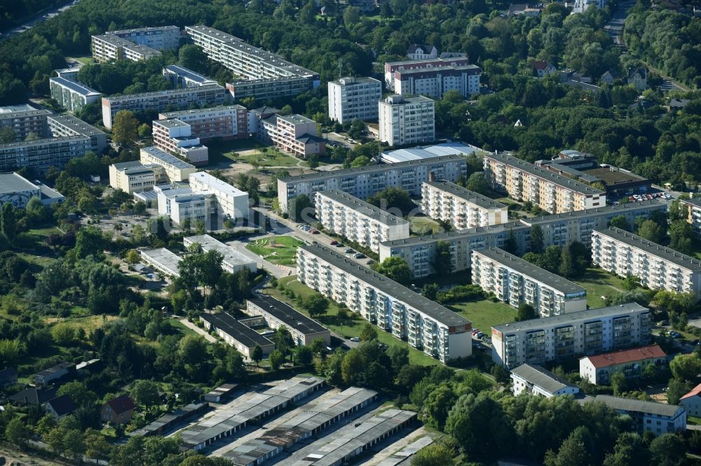 Luftaufnahme Rüdersdorf - Plattenbau- Hochhaus- Wohnsiedlung entlang der Straße Friedrich-Engels-Ring in Rüdersdorf im Bundesland Brandenburg