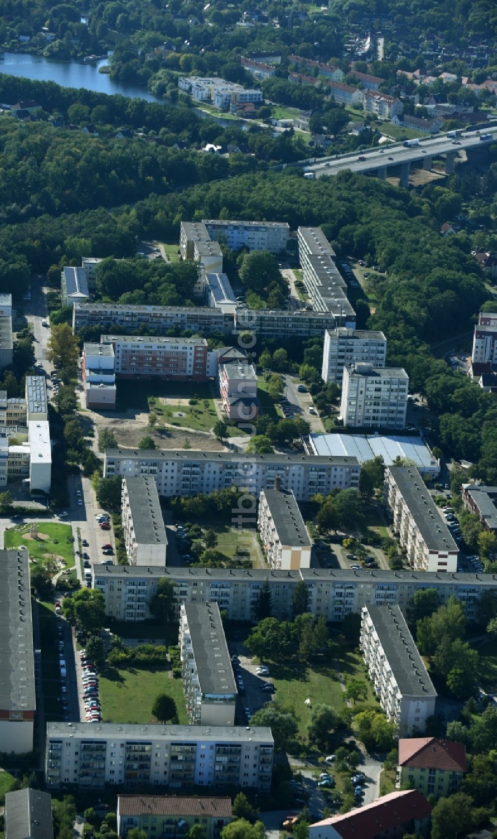 Rüdersdorf aus der Vogelperspektive: Plattenbau- Hochhaus- Wohnsiedlung entlang der Straße Friedrich-Engels-Ring in Rüdersdorf im Bundesland Brandenburg