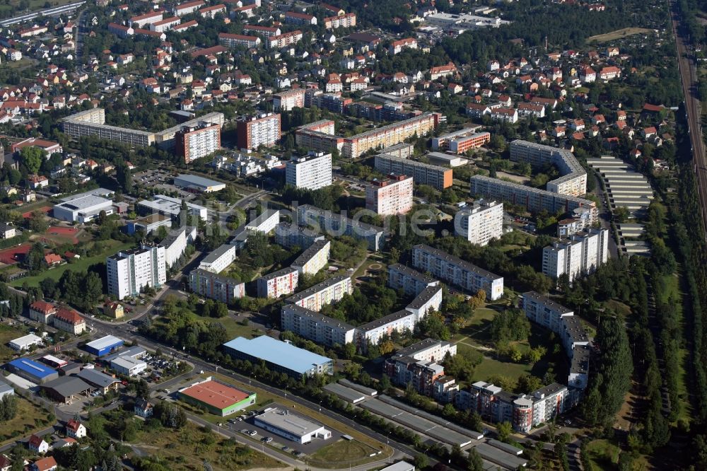 Coswig von oben - Plattenbau- Hochhaus- Wohnsiedlung entlang der Straße Am Mittelfeld in Coswig im Bundesland Sachsen