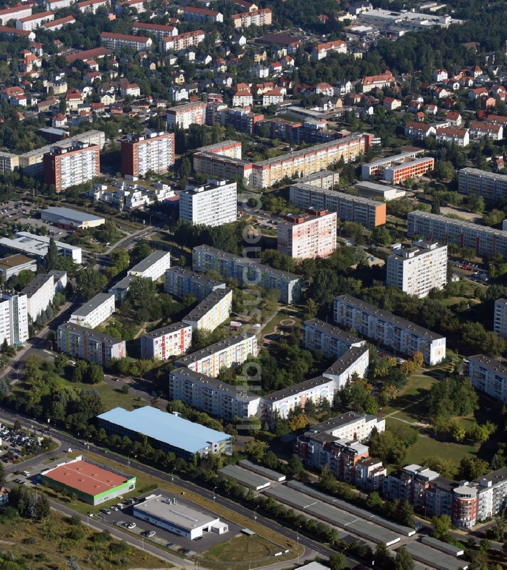 Coswig aus der Vogelperspektive: Plattenbau- Hochhaus- Wohnsiedlung entlang der Straße Am Mittelfeld in Coswig im Bundesland Sachsen