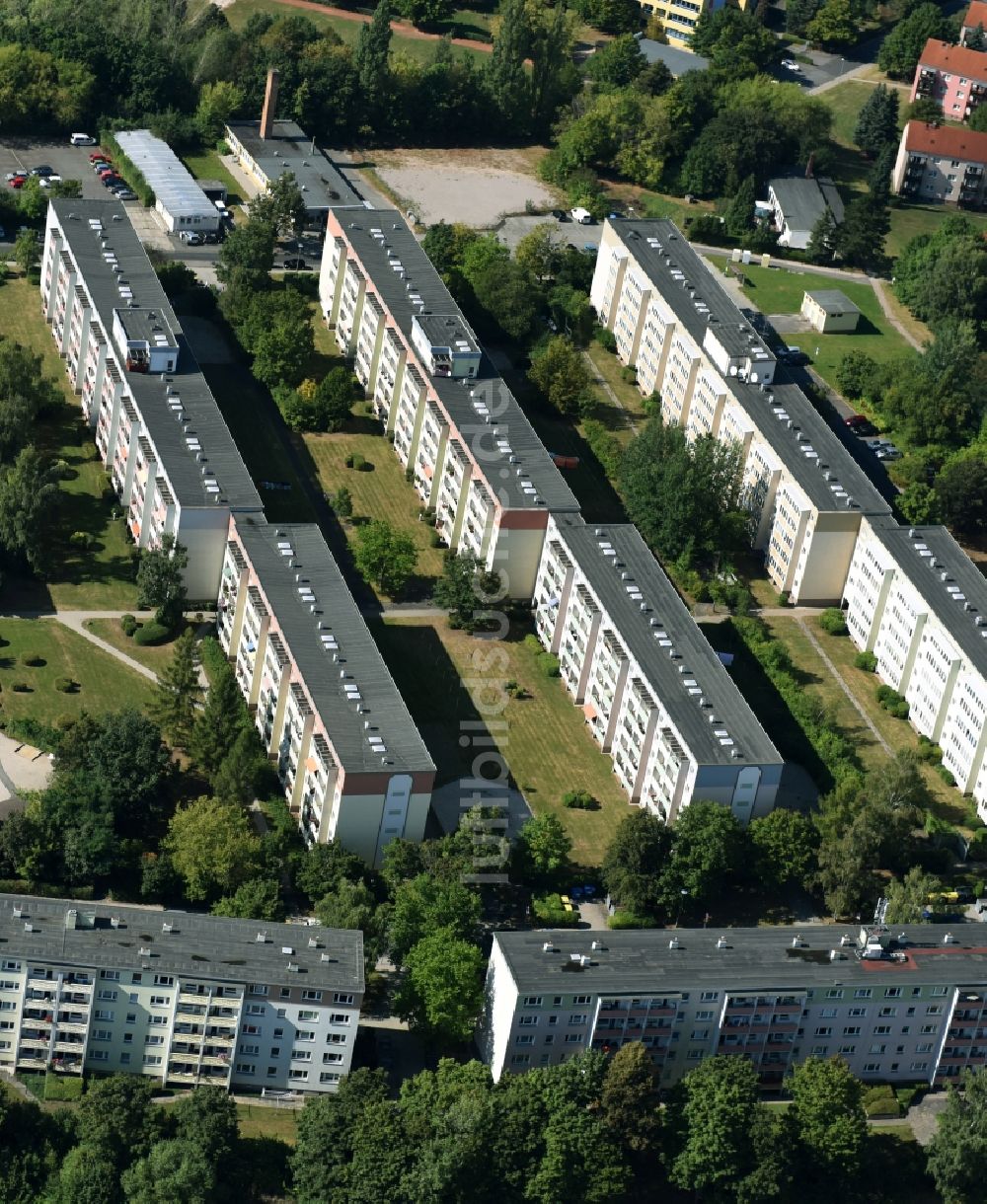 Meerane aus der Vogelperspektive: Plattenbau- Hochhaus- Wohnsiedlung entlang der Straße Westring in Meerane im Bundesland Sachsen