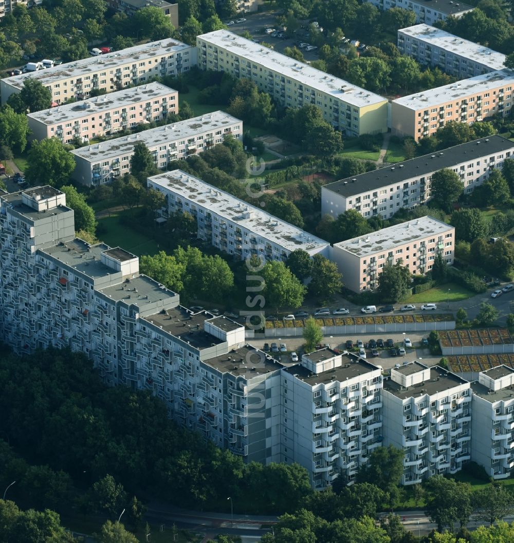 Hamburg aus der Vogelperspektive: Plattenbau- Hochhaus- Wohnsiedlung entlang den Straßen Immenbusch und Bornheide in Hamburg