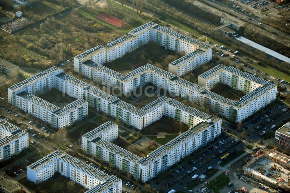 Berlin von oben - Plattenbau- Hochhaus- Wohnsiedlung Erich-Kästner-Straße - Neue Grottkauer Straße - Maxi-Wander-Straße im Ortsteil Hellersdorf in Berlin, Deutschland