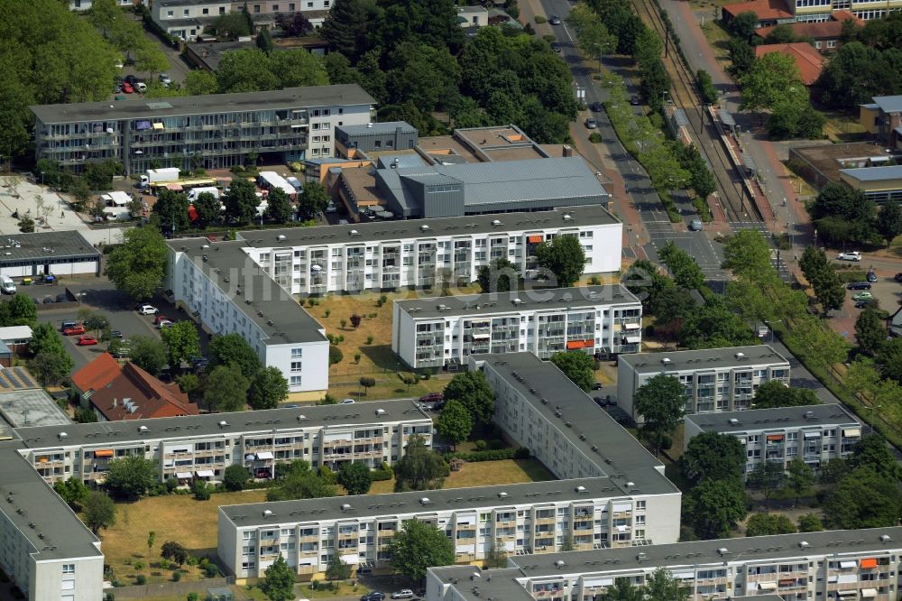 Garbsen aus der Vogelperspektive: Plattenbau- Hochhaus- Wohnsiedlung in Garbsen im Bundesland Niedersachsen