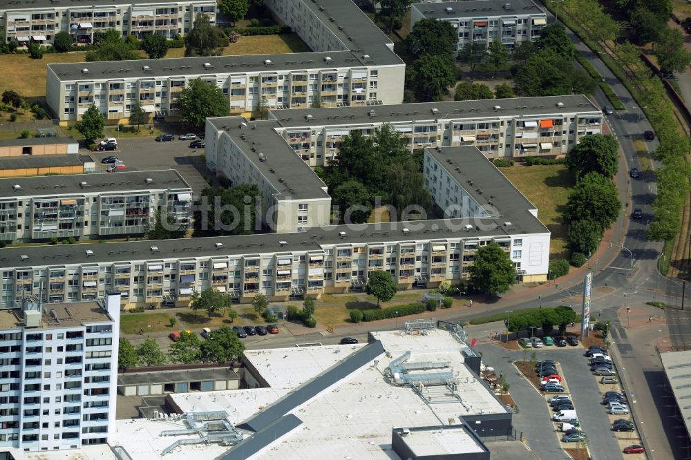 Luftaufnahme Garbsen - Plattenbau- Hochhaus- Wohnsiedlung in Garbsen im Bundesland Niedersachsen