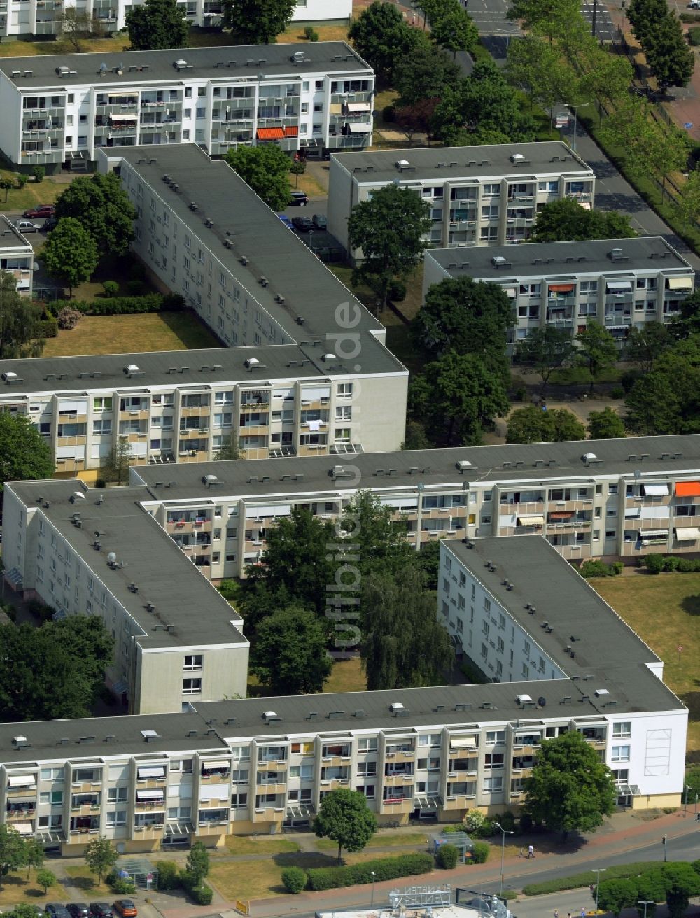 Garbsen von oben - Plattenbau- Hochhaus- Wohnsiedlung in Garbsen im Bundesland Niedersachsen