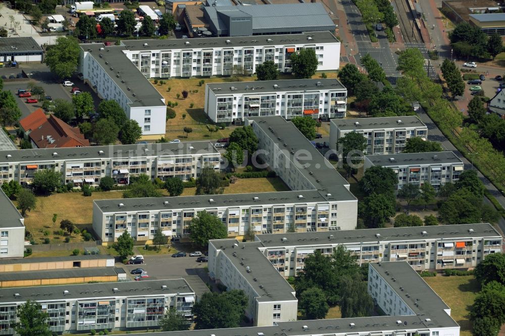 Garbsen aus der Vogelperspektive: Plattenbau- Hochhaus- Wohnsiedlung in Garbsen im Bundesland Niedersachsen