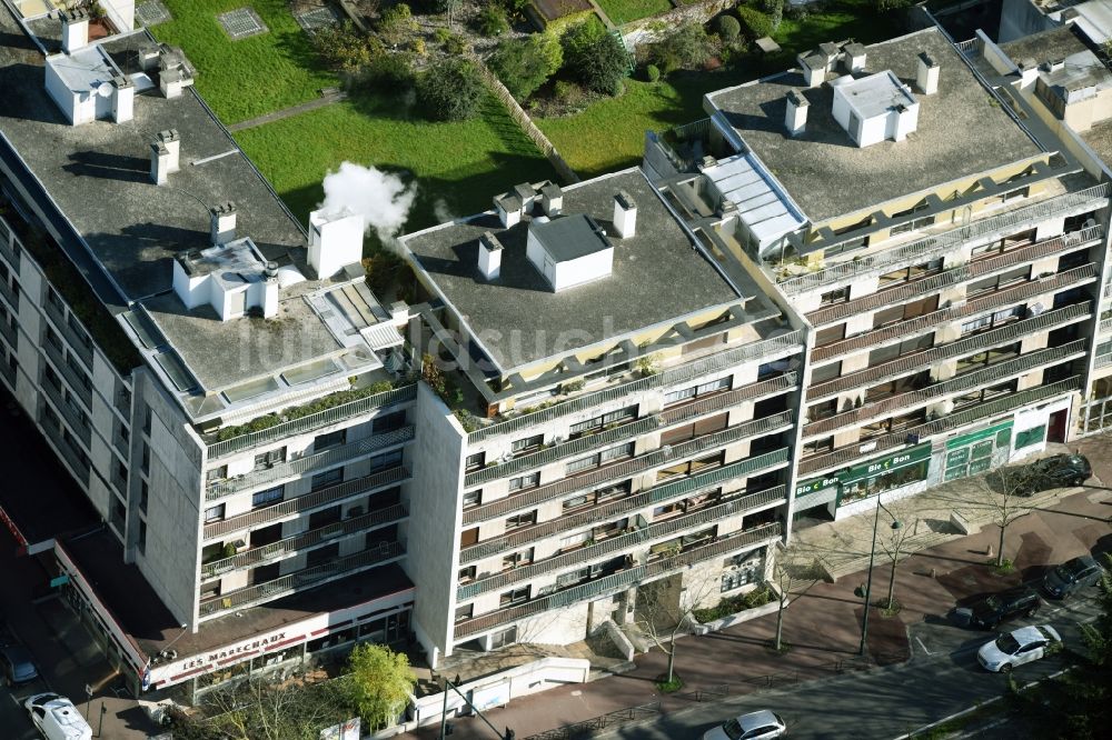 Garches aus der Vogelperspektive: Plattenbau- Hochhaus- Wohnsiedlung in Garches in Ile-de-France, Frankreich