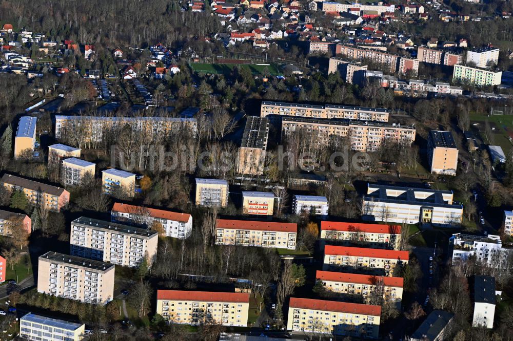 Gera aus der Vogelperspektive: Plattenbau- Hochhaus- Wohnsiedlung in Gera im Bundesland Thüringen, Deutschland