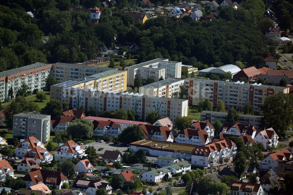 Graal-Müritz aus der Vogelperspektive: Plattenbau- Hochhaus- Wohnsiedlung in Graal-Müritz im Bundesland Mecklenburg-Vorpommern