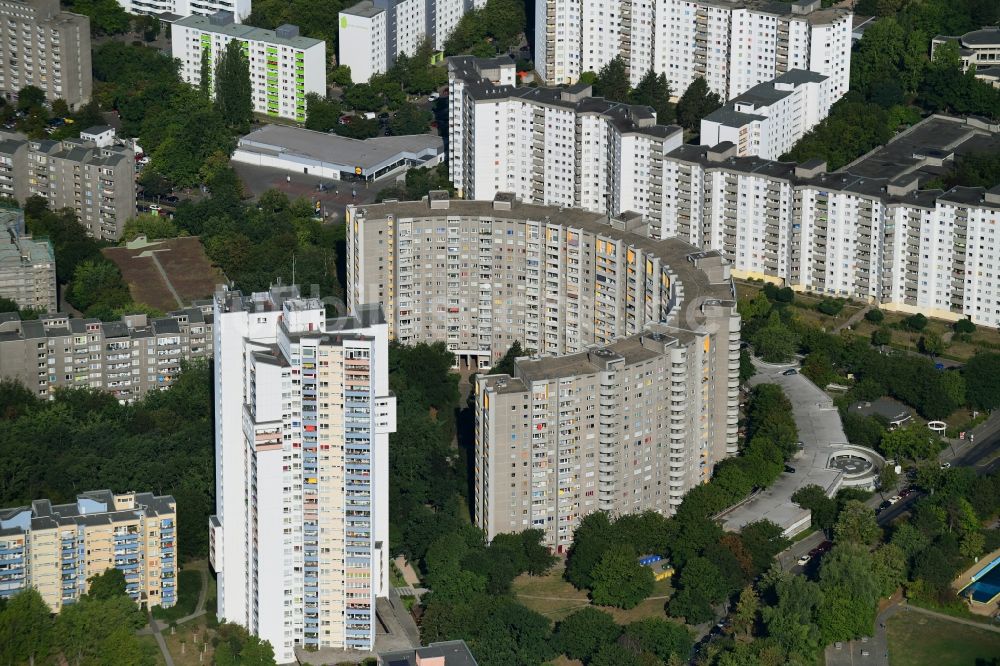 Luftaufnahme Berlin - Plattenbau- Hochhaus- Wohnsiedlung Gropiushaus an der Lipschitzallee - Fritz-Erler-Allee im Ortsteil Buckow in Berlin, Deutschland