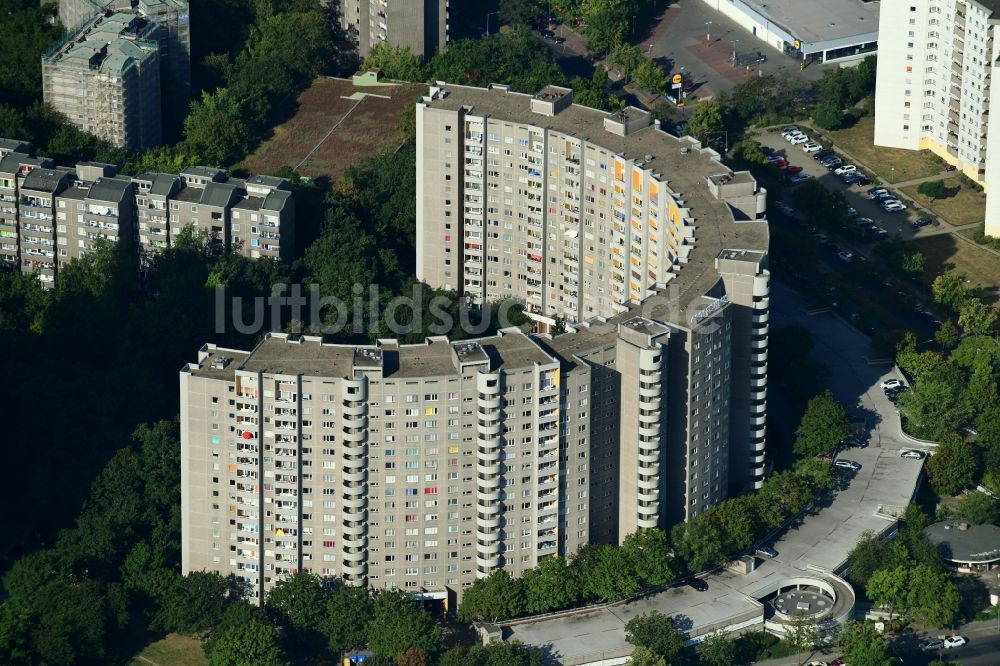 Berlin aus der Vogelperspektive: Plattenbau- Hochhaus- Wohnsiedlung Gropiushaus an der Lipschitzallee - Fritz-Erler-Allee im Ortsteil Buckow in Berlin, Deutschland