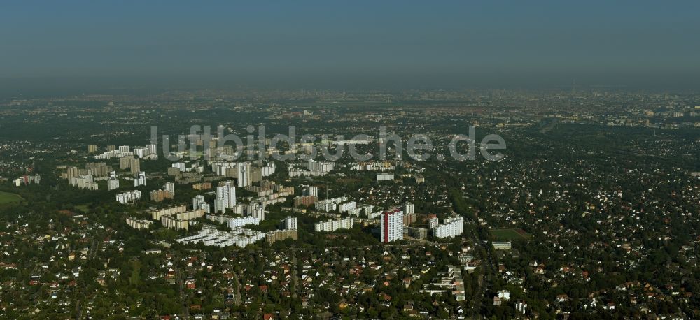 Berlin aus der Vogelperspektive: Plattenbau- Hochhaus- Wohnsiedlung Gropiusstadt in Berlin