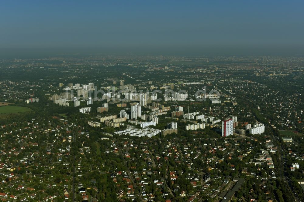 Luftbild Berlin - Plattenbau- Hochhaus- Wohnsiedlung Gropiusstadt in Berlin