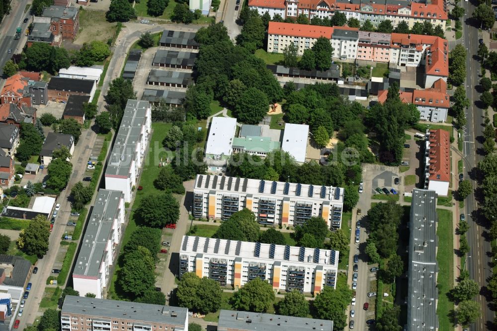 Halberstadt aus der Vogelperspektive: Plattenbau- Hochhaus- Wohnsiedlung in Halberstadt im Bundesland Sachsen-Anhalt