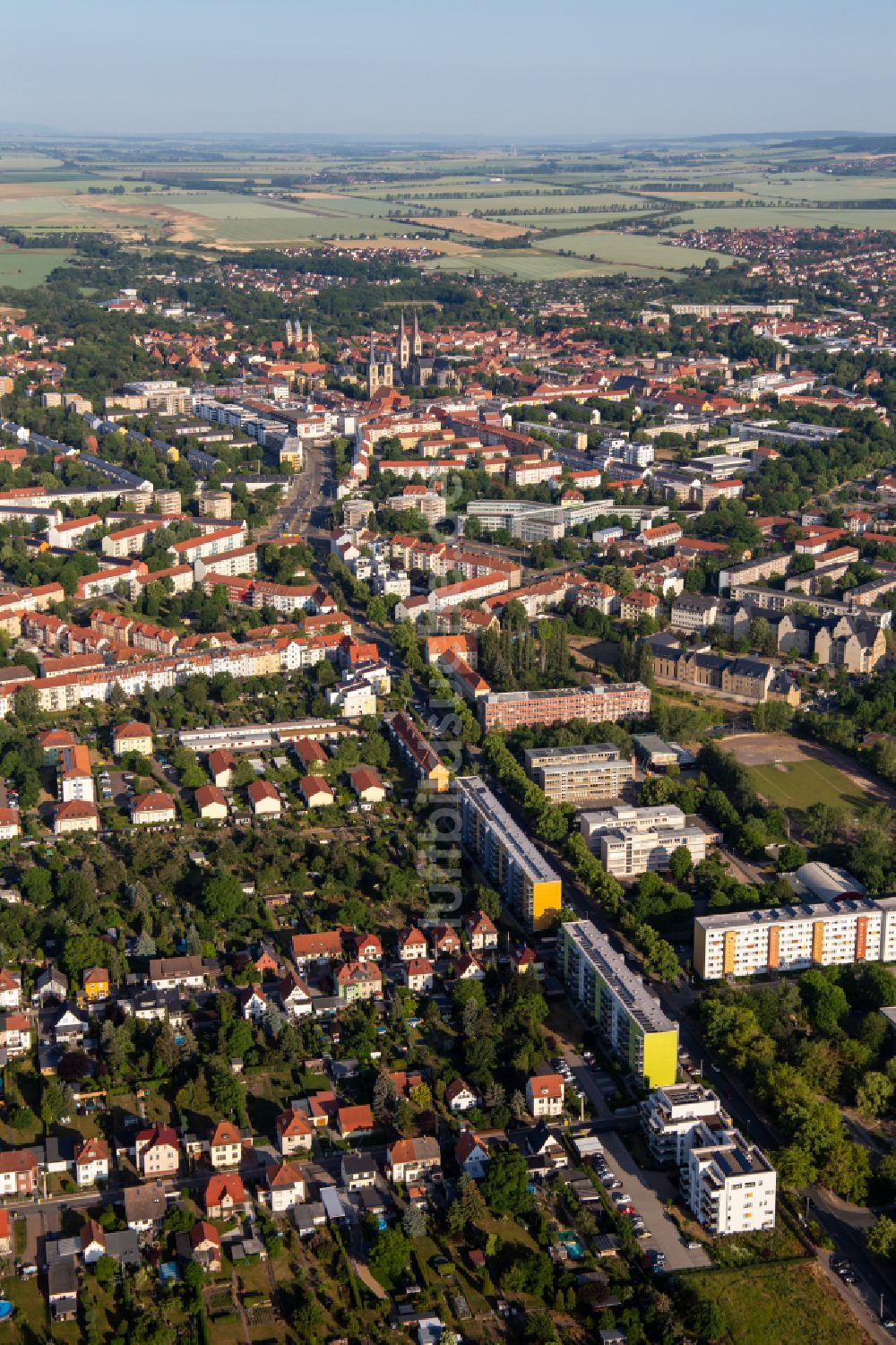 Luftbild Halberstadt - Plattenbau- Hochhaus- Wohnsiedlung in Halberstadt im Bundesland Sachsen-Anhalt