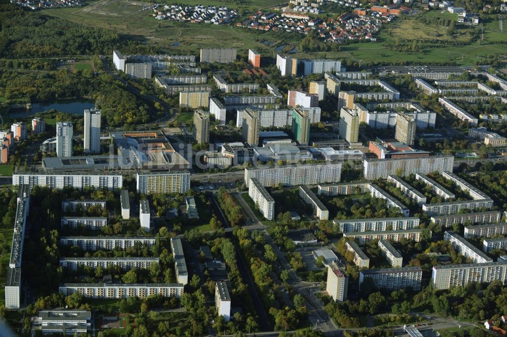 Luftaufnahme Halle (Saale) - Plattenbau- Hochhaus- Wohnsiedlung in Halle-Neustadt in Halle (Saale) im Bundesland Sachsen-Anhalt