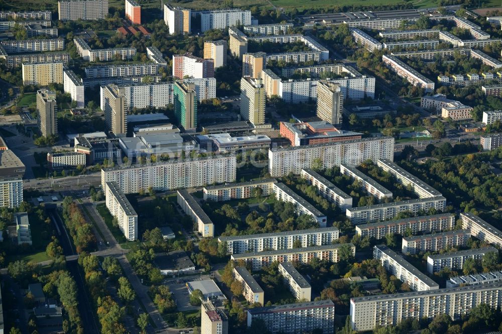 Halle (Saale) aus der Vogelperspektive: Plattenbau- Hochhaus- Wohnsiedlung in Halle-Neustadt in Halle (Saale) im Bundesland Sachsen-Anhalt