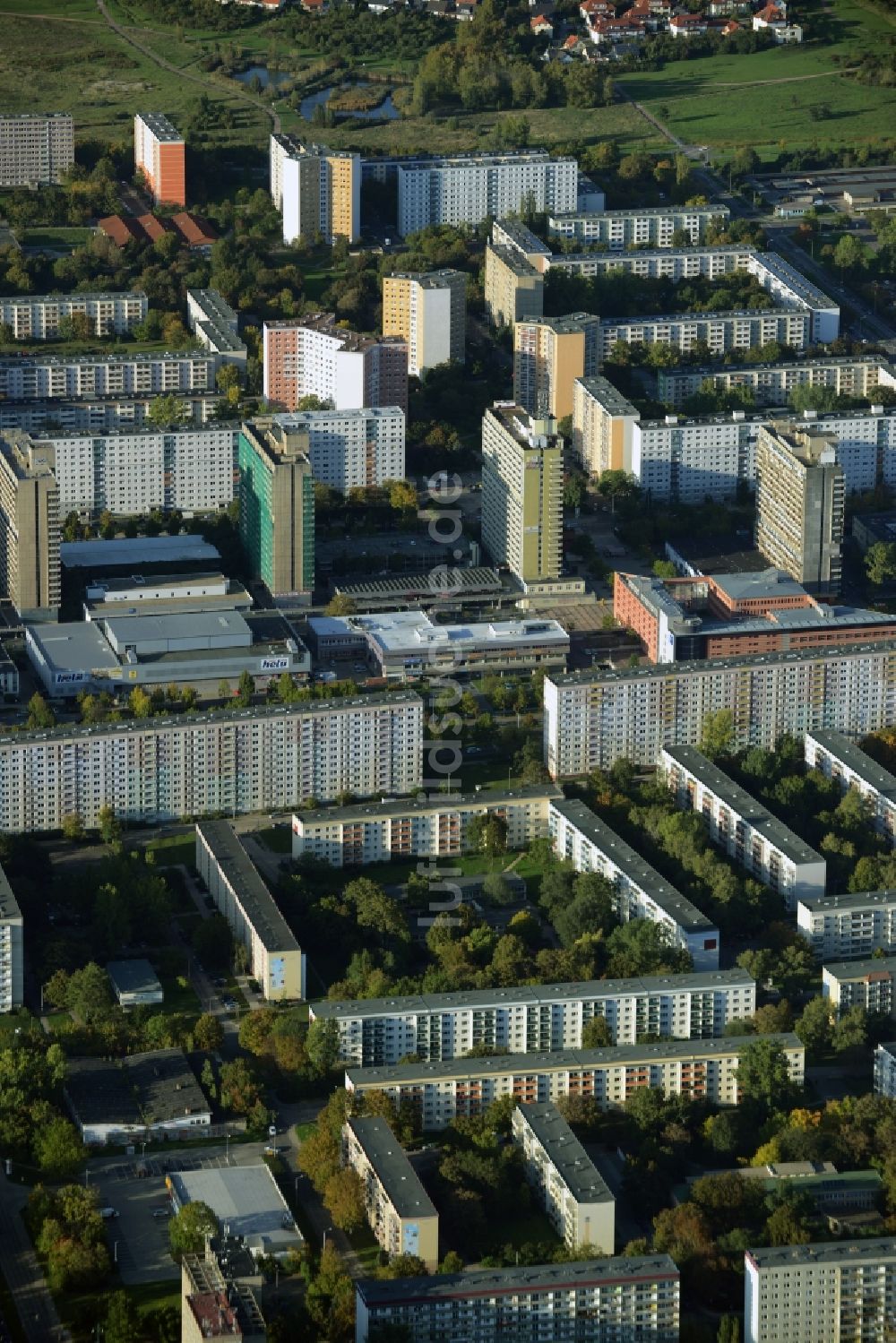 Luftbild Halle (Saale) - Plattenbau- Hochhaus- Wohnsiedlung in Halle-Neustadt in Halle (Saale) im Bundesland Sachsen-Anhalt