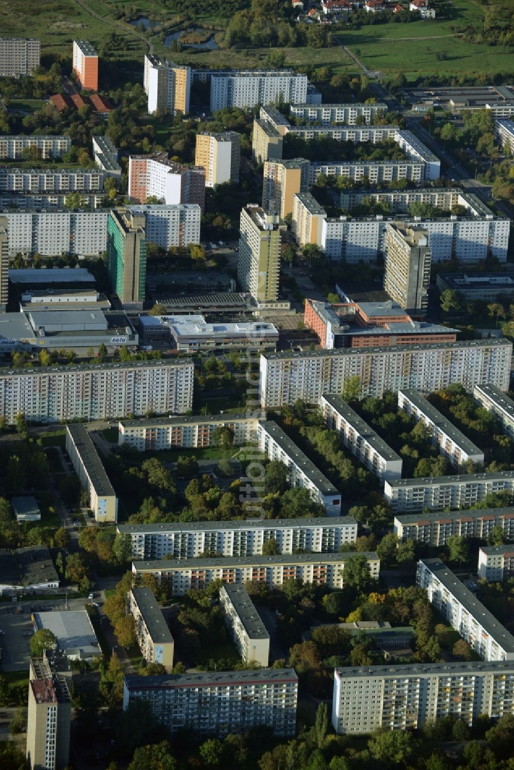 Luftaufnahme Halle (Saale) - Plattenbau- Hochhaus- Wohnsiedlung in Halle-Neustadt in Halle (Saale) im Bundesland Sachsen-Anhalt