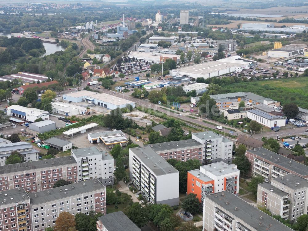 Halle (Saale) aus der Vogelperspektive: Plattenbau- Hochhaus- Wohnsiedlung in Halle (Saale) im Bundesland Sachsen-Anhalt, Deutschland